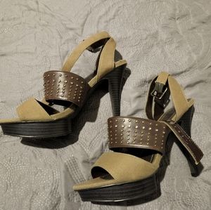 Apostrophe size 8 sage green heels $20